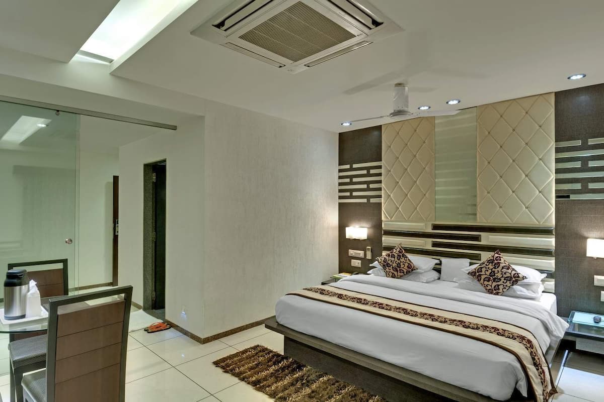 Superior Room | Peralatan tempat tidur premium, peti besi dalam bilik, meja 
