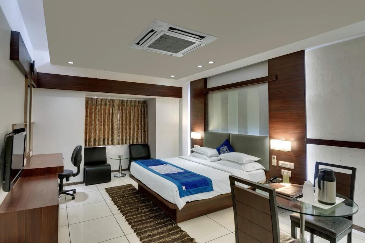 Deluxe Room | Peralatan tempat tidur premium, peti besi dalam bilik, meja 