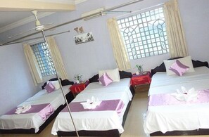 Quarto casal (with FAN) | Frigobar, escrivaninha, Wi-Fi de cortesia