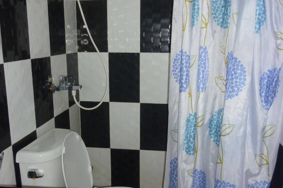 Shower, free toiletries