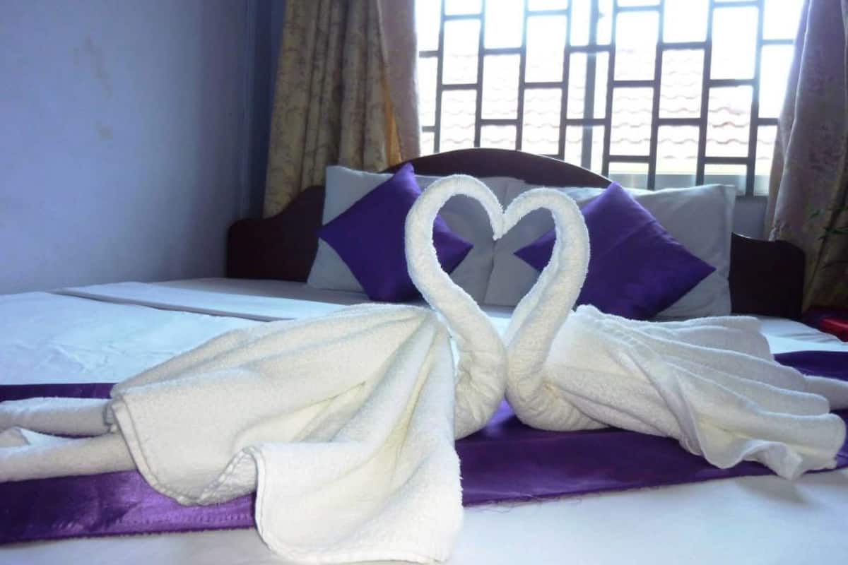 Twin Room (with Aircon) | Minibar, desk, free WiFi