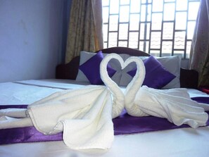 双床房 (with Aircon) | 迷你吧、办公桌、免费 WiFi