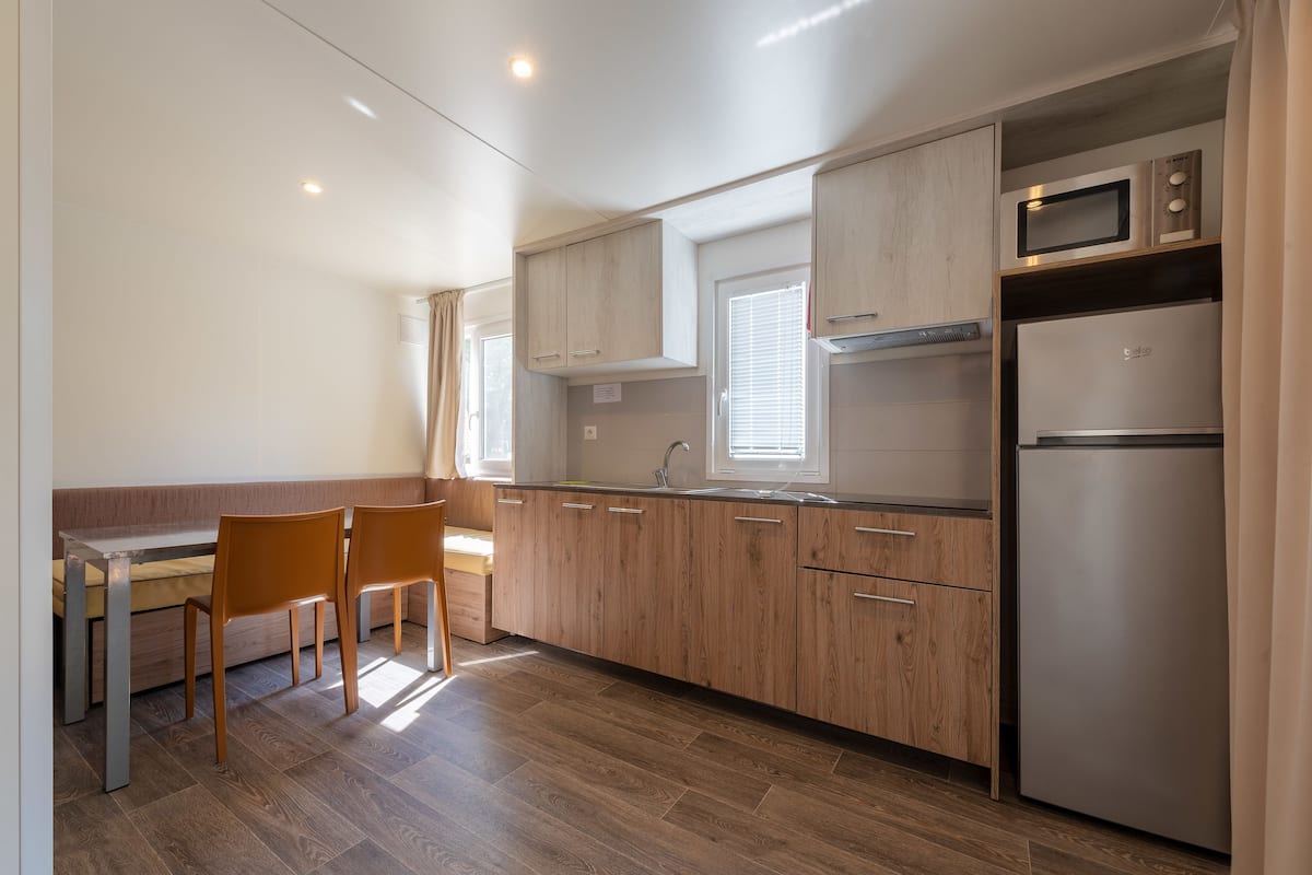 Superior Mobile Home, 2 Bedrooms, Accessible | Living area
