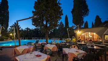 Frühstück, Mittagessen, Abendessen, regionale Küche, Blick auf den Pool