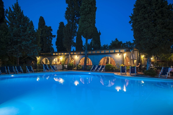 Piscine extérieure en saison