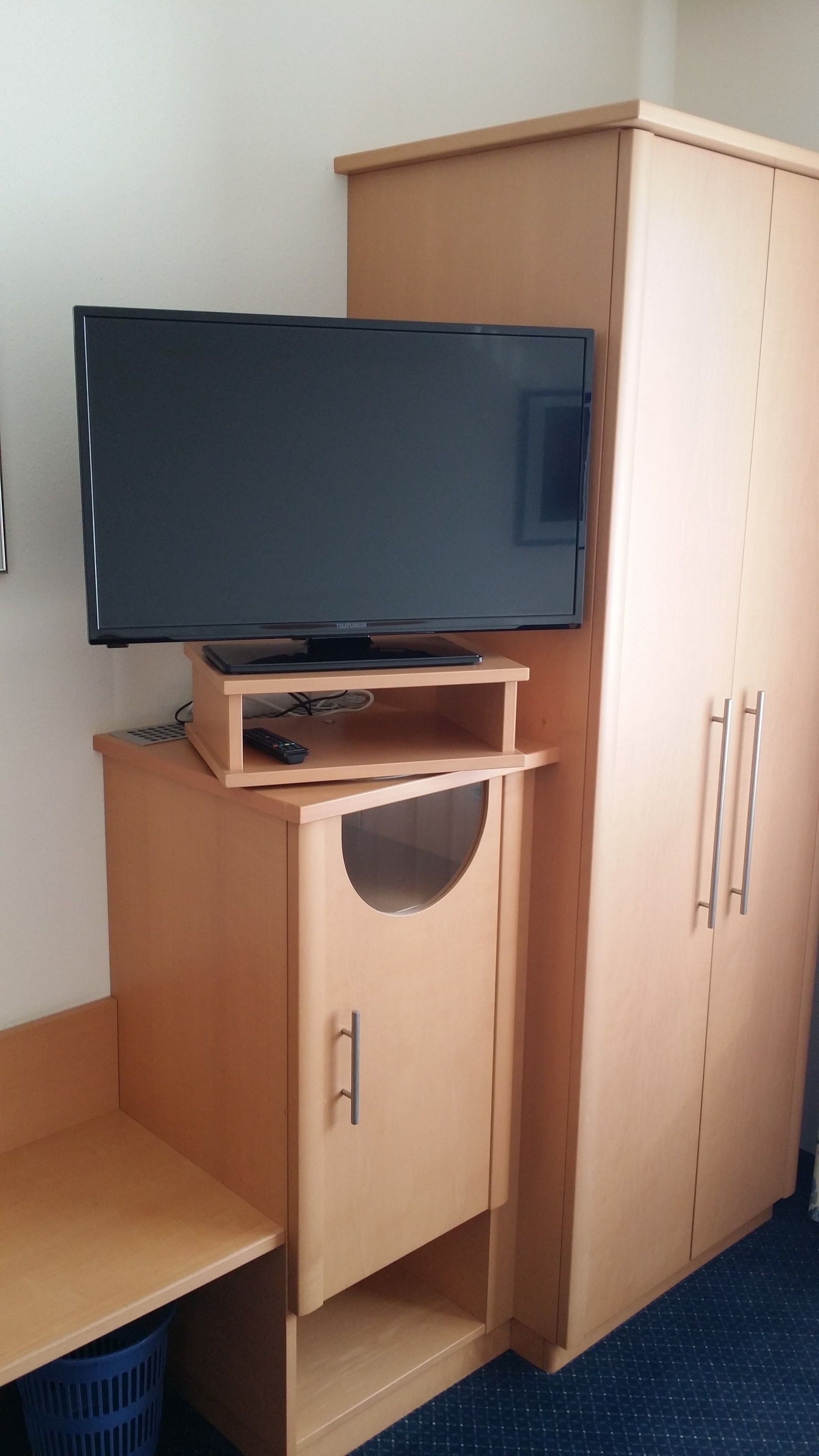 business single room, 1 bedroom, non smoking | in-room safe, desk, cots/infant beds, rollaway beds