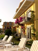 季節性室外游泳池，開放時間為 08:30 至 19:00，提供泳池遮陽傘和日光浴躺椅