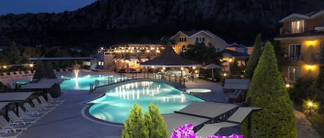 Piscine extérieure, parasols de plage, chaises longues