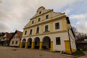 Fassade der Unterkunft – Abend/Nacht