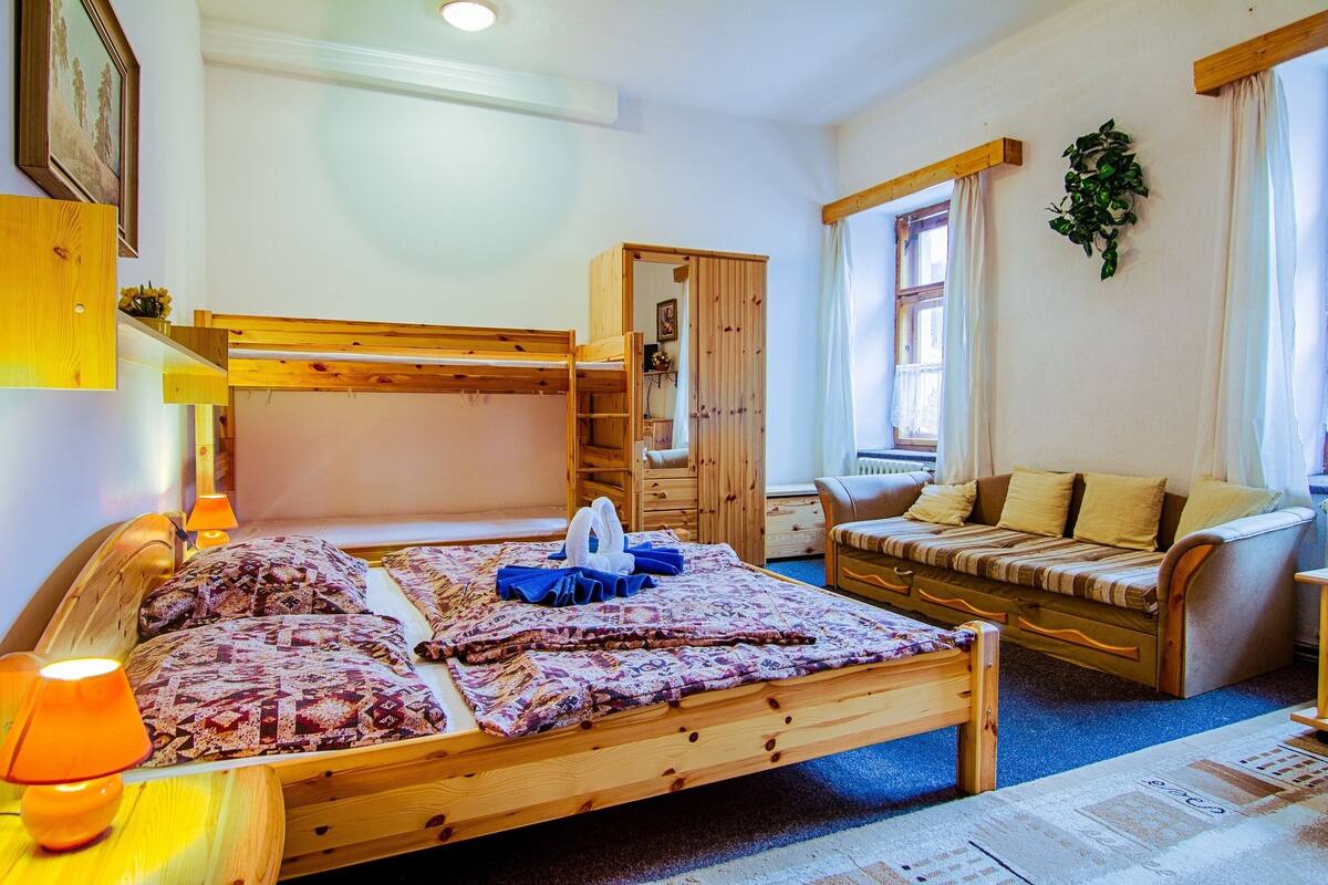 Free cribs/infant beds, rollaway beds, free WiFi