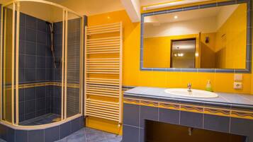 Douche, articles de toilette gratuits, serviettes fournies