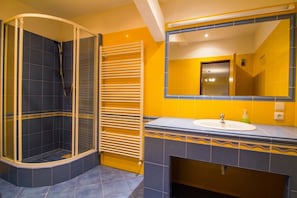 Shower, free toiletries, towels