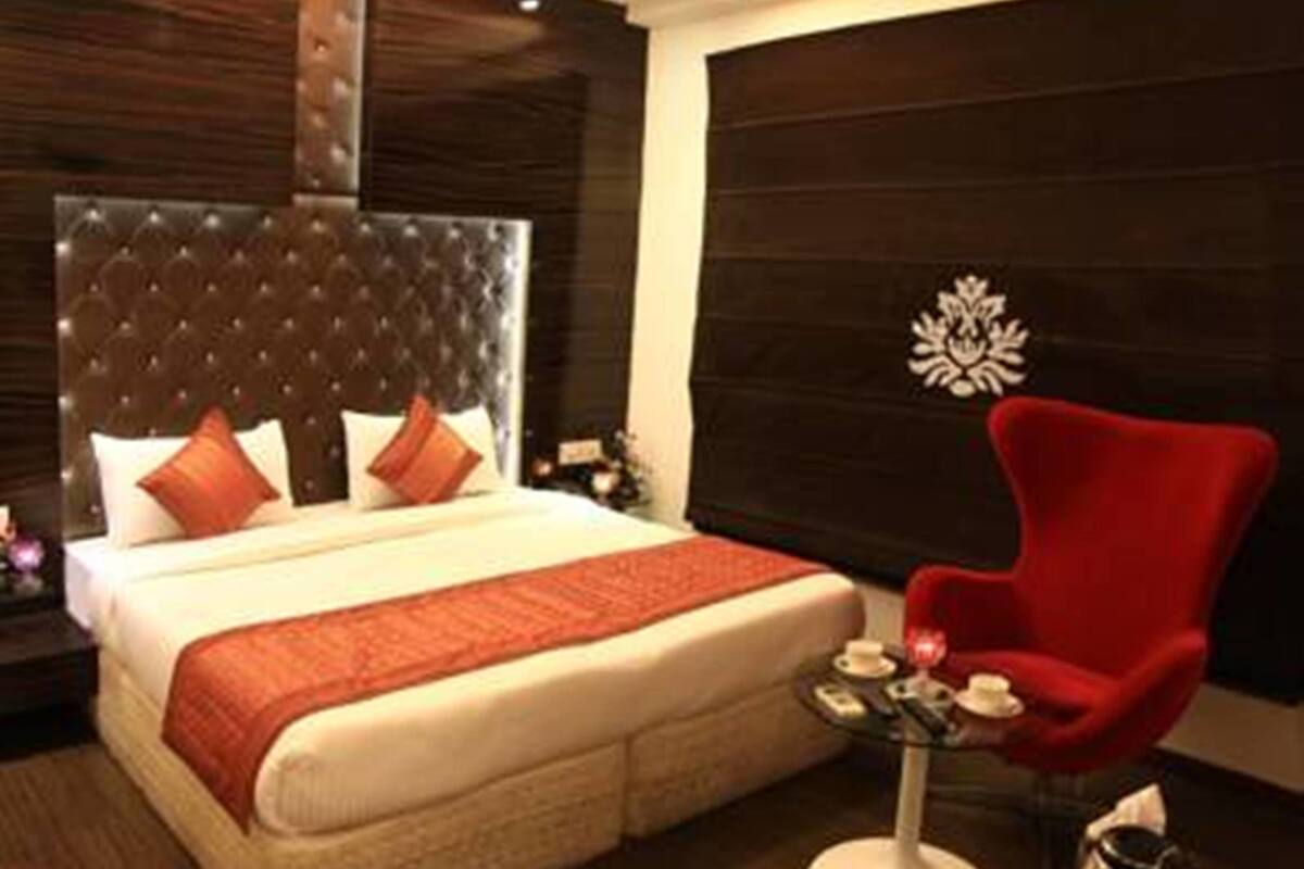 Deluxe Double Room, 1 Double Bed, Smoking, City View | Premium bedding, minibar, in-room safe, desk