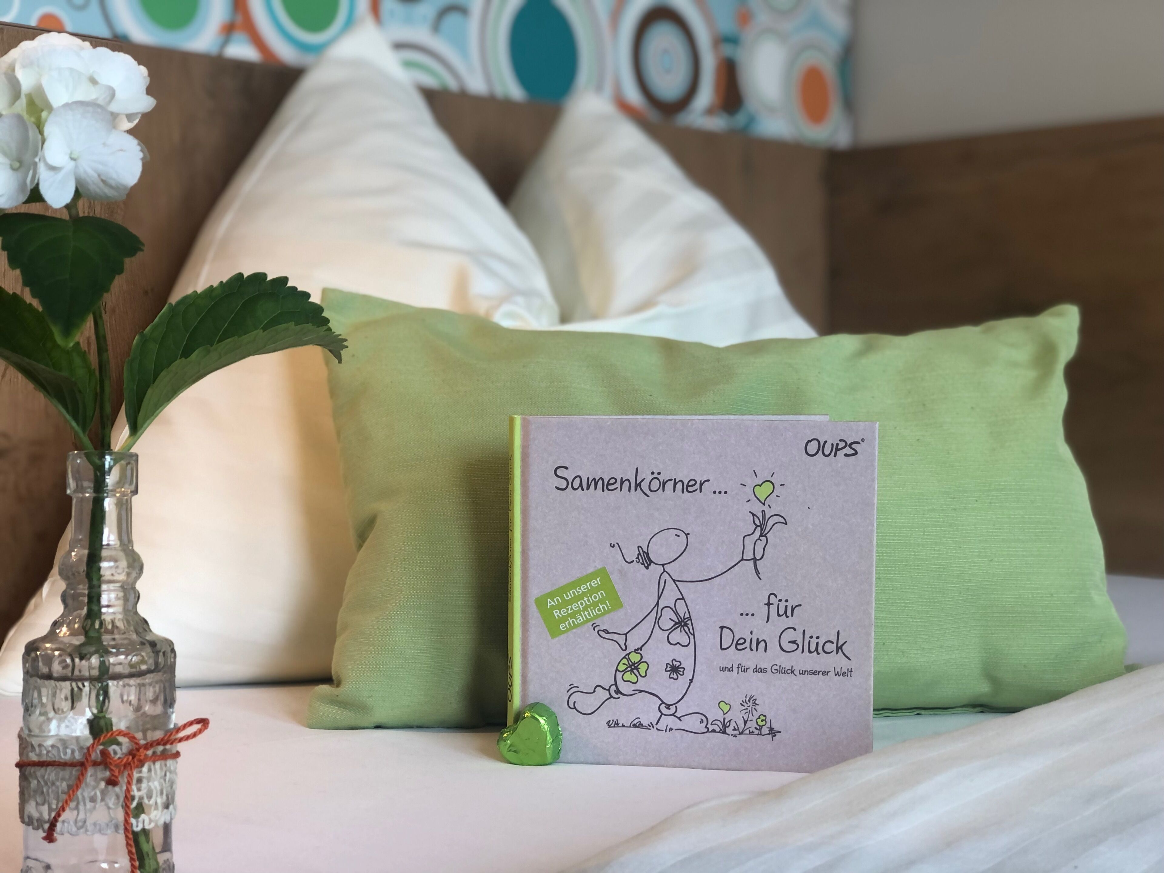 Ropa de cama hipoalergénica y caja de seguridad en la habitación 