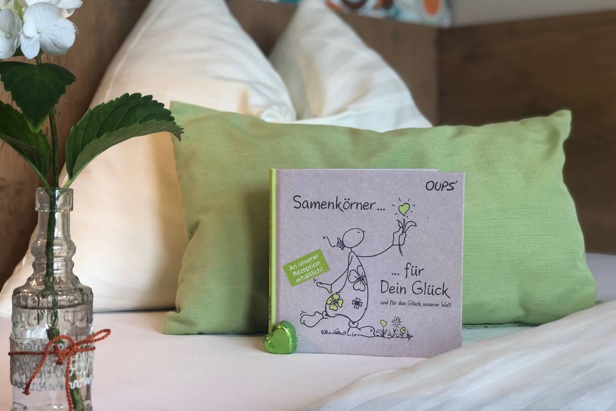 Ropa de cama hipoalergénica y caja de seguridad en la habitación