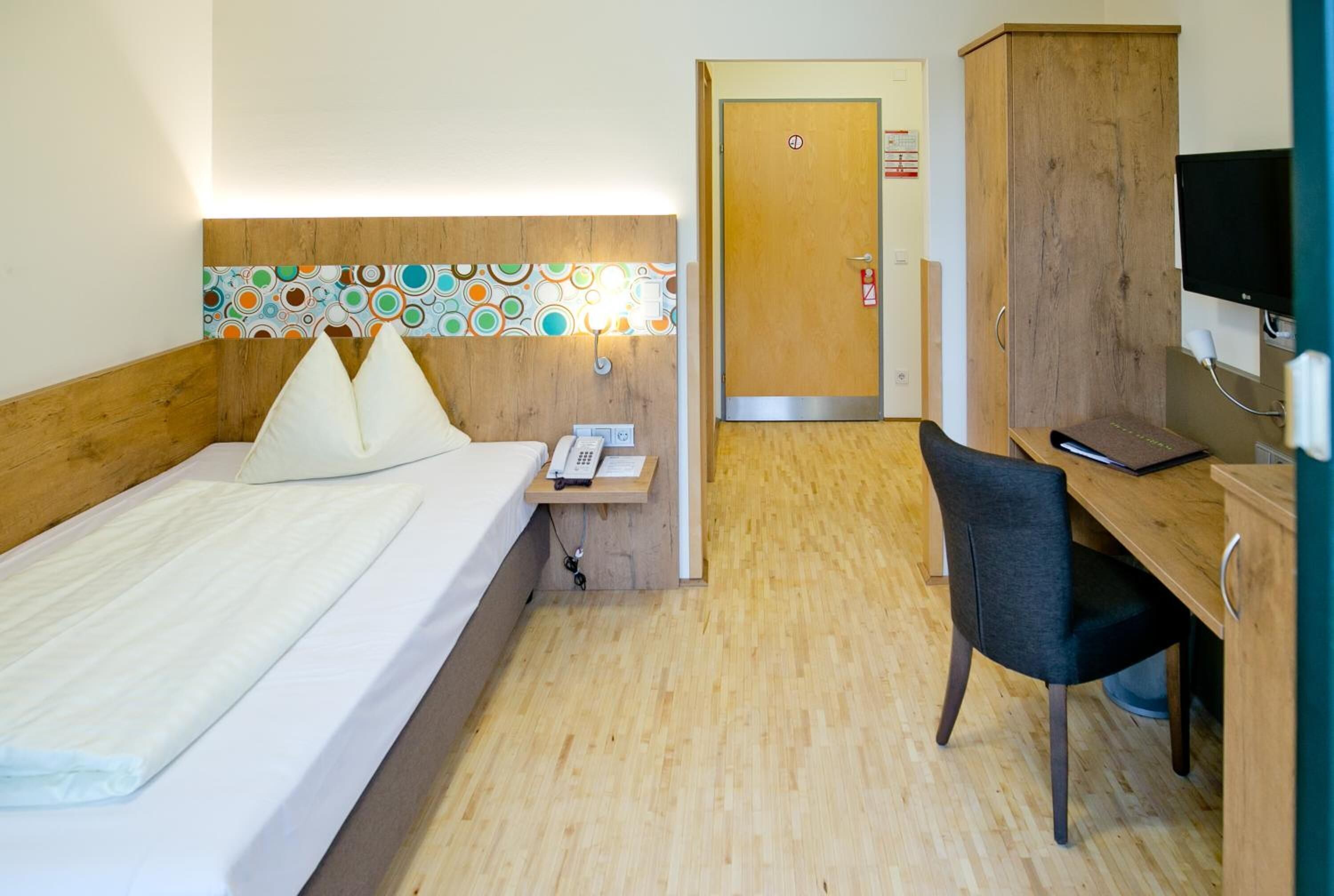 Ropa de cama hipoalergénica y caja de seguridad en la habitación 