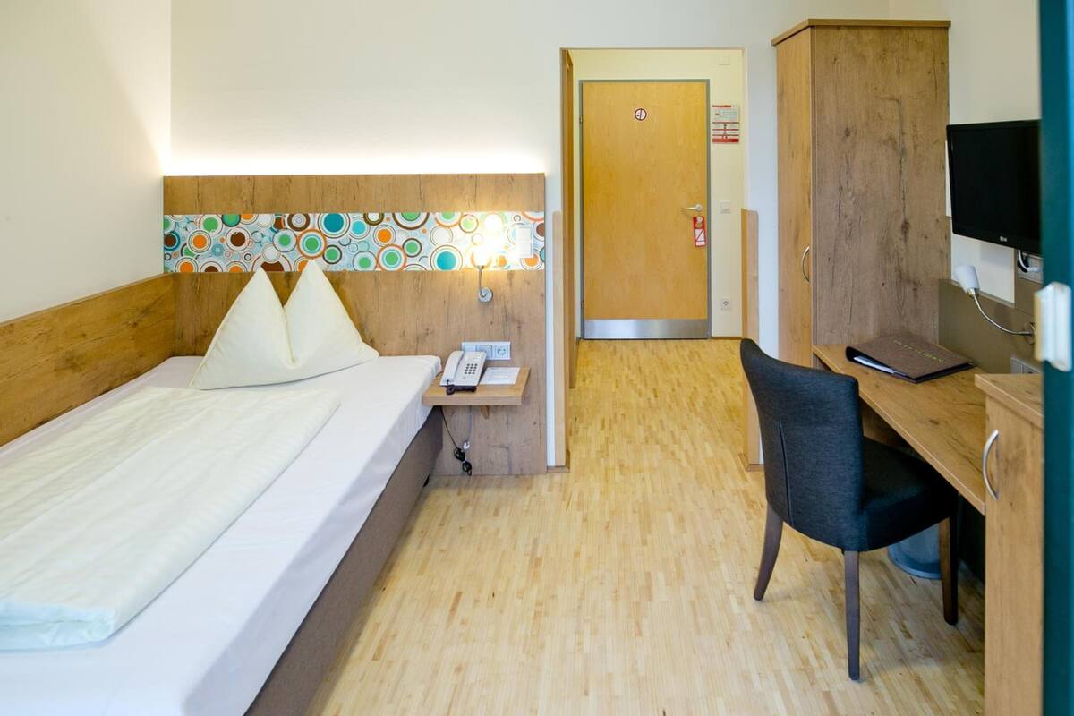 Ropa de cama hipoalergénica y caja de seguridad en la habitación