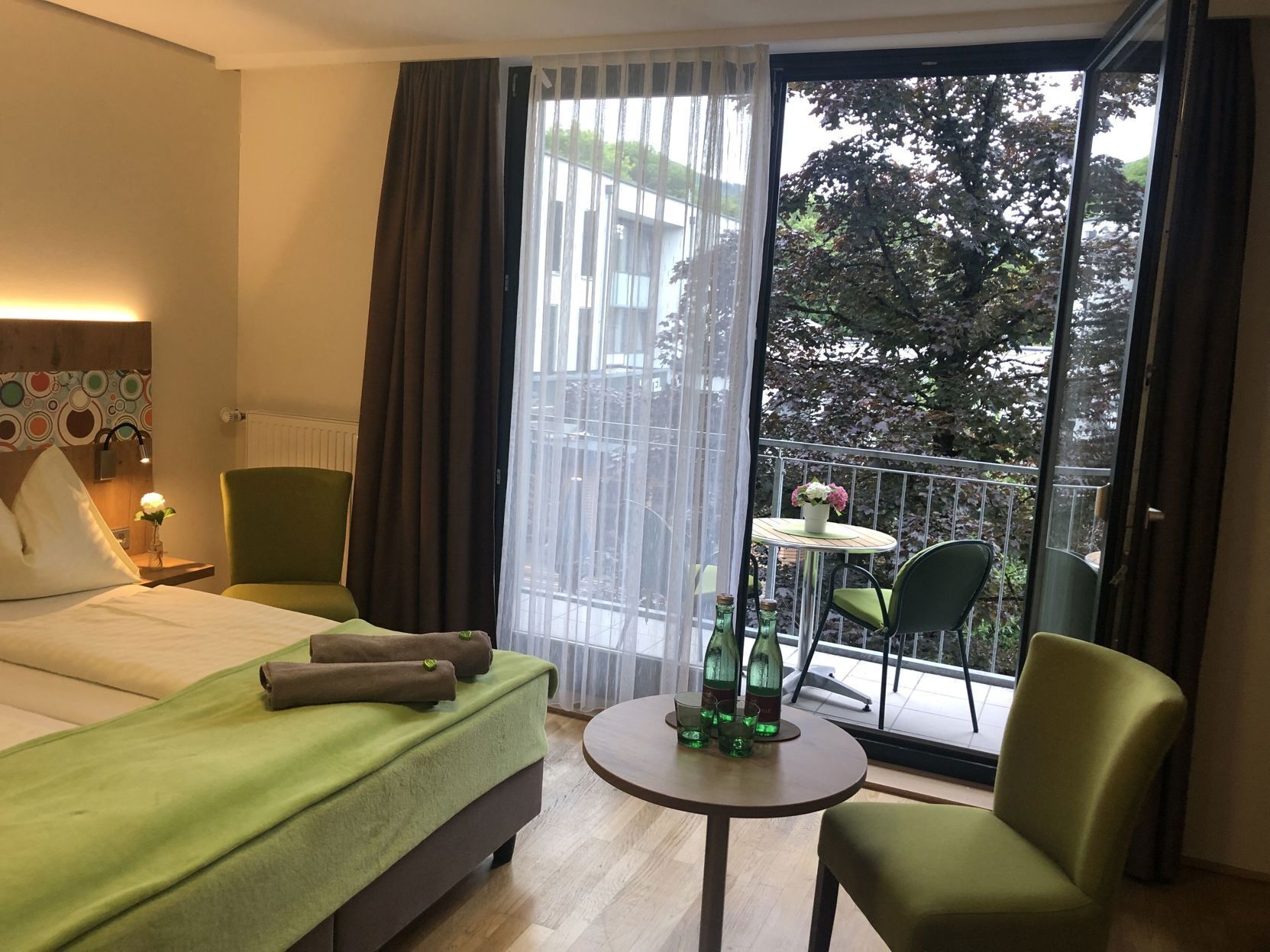 Ropa de cama hipoalergénica y caja de seguridad en la habitación 