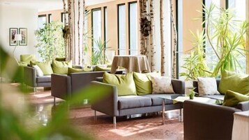 Coin salon dans le hall