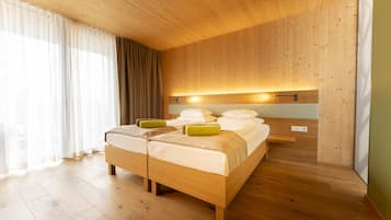 Ropa de cama hipoalergénica y caja de seguridad en la habitación