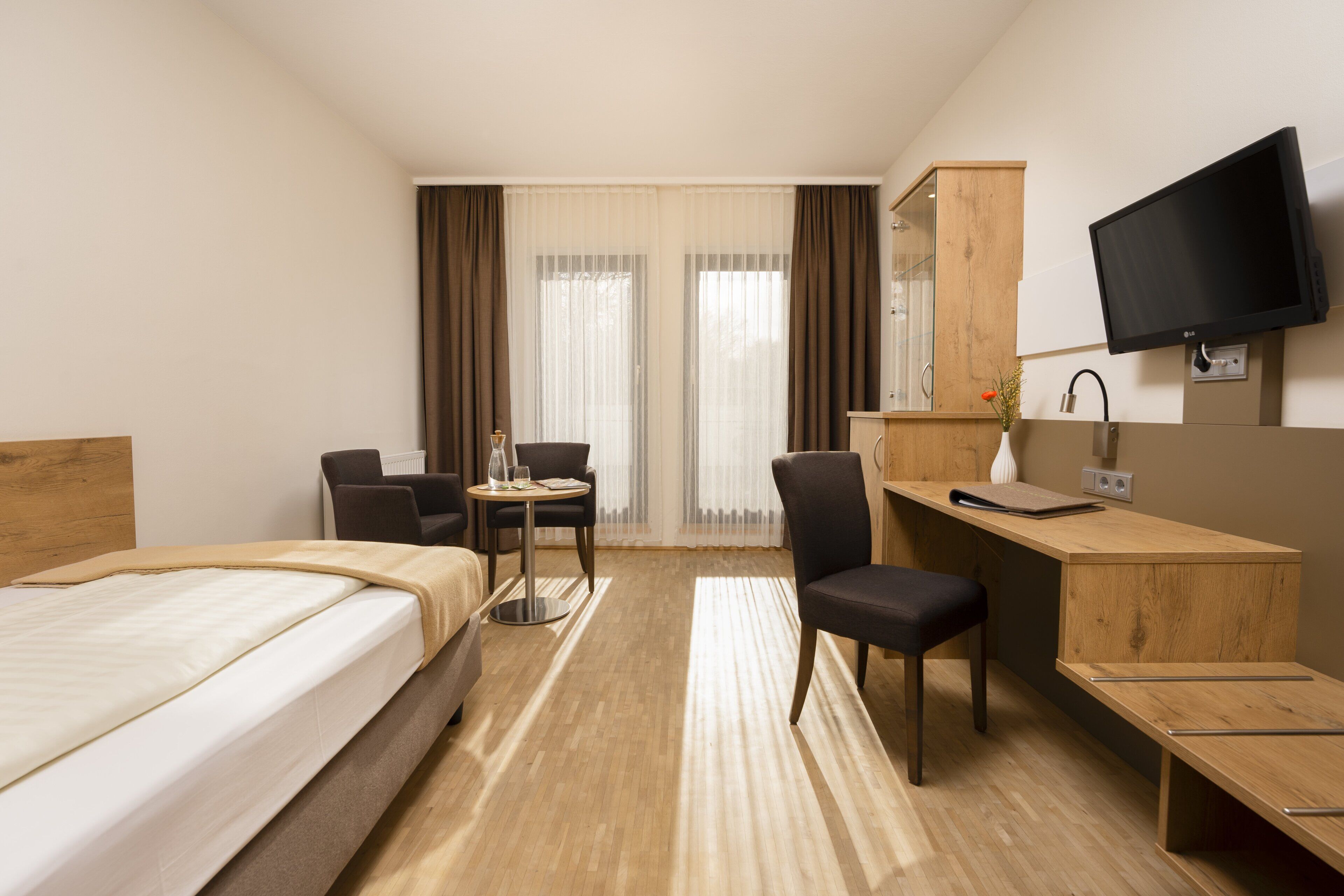 deluxe single room | hypo-allergenic bedding, in-room safe, desk, free wifi