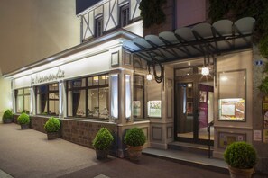 Déjeuner et dîner servis sur place, vue sur le jardin