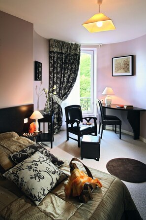 객실 내 금고, 각각 다른 스타일의 인테리어, 각각 다르게 가구 비치, 책상