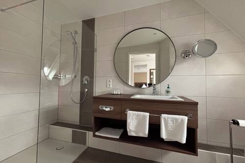 Habitación Confort doble, 1 cama doble | Baño | Secador de pelo, toallas, jabón y champú