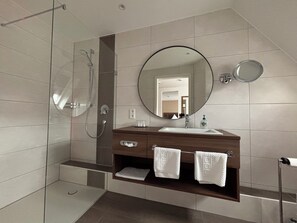 Comfort Double Room, 1 Double Bed | Bathroom | Hair dryer, towels, soap, shampoo - Hotel Krone Neuenburg (Neuenburg am Rhein)