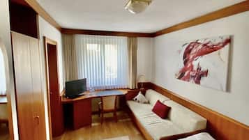 Standaard eenpersoonskamer, 1 eenpersoonsbed | Een minibar, een kluis op de kamer, een bureau, gratis babybedden