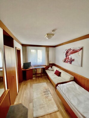 Standard Single Room, 1 Twin Bed | Minibar, in-room safe, desk, free cribs/infant beds - Hotel Krone (Neuenburg am Rhein)