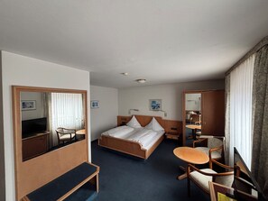 Minibar, caja de seguridad en la habitación y escritorio 