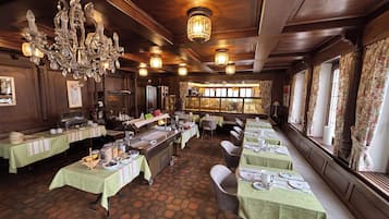 Päivittäinen buffetaamiainen (12 EUR per henkilö)