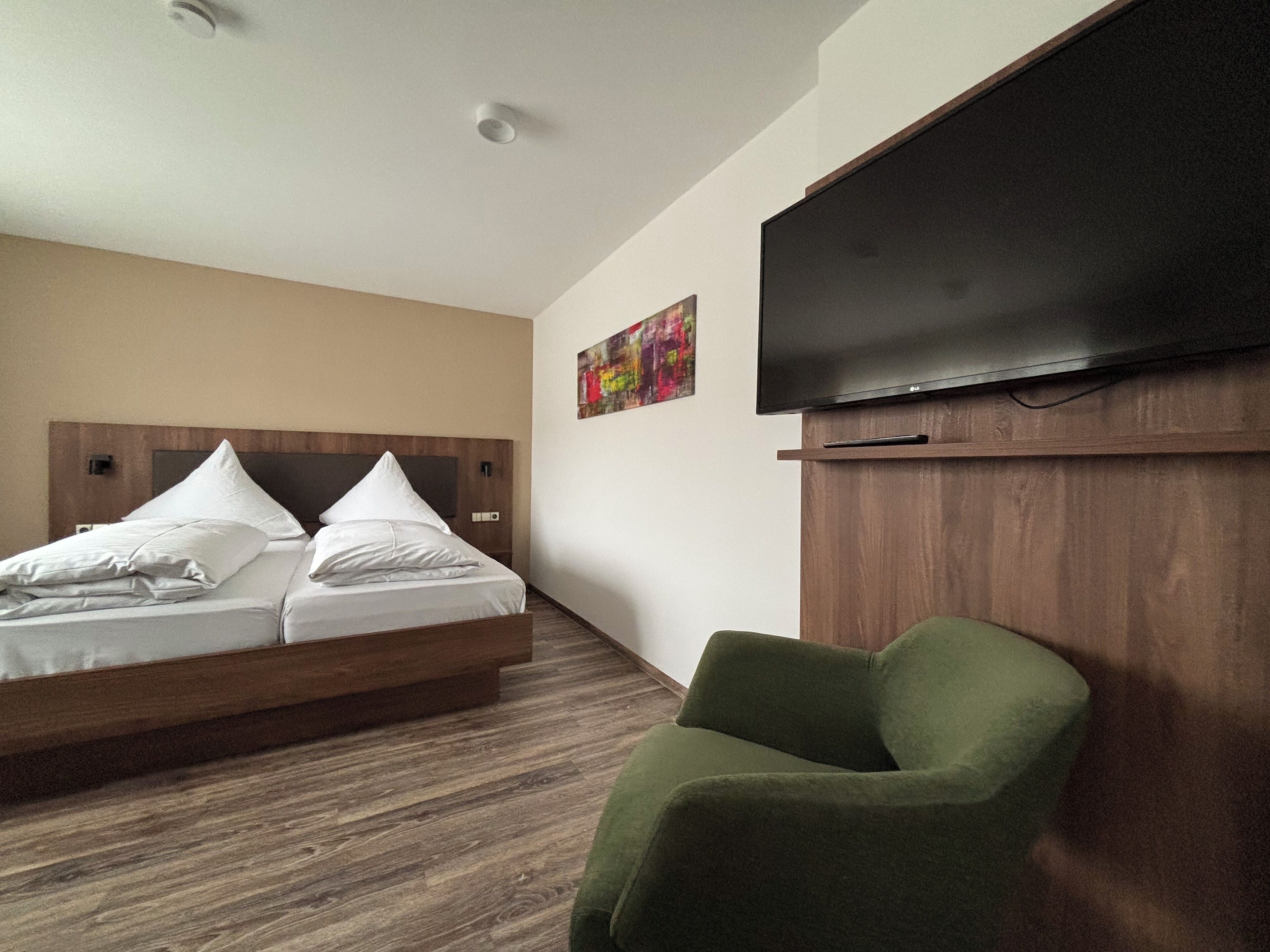 Minibar, caja de seguridad en la habitación y escritorio 