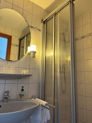 Standard Quadruple Room, Multiple Beds | Bathroom | Hair dryer, towels, soap, shampoo