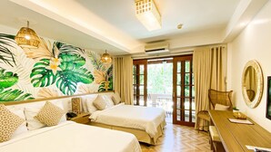 Habitación de hotel con dos camas, una mesa de comedor de madera, un espejo grande y un mural temático tropical.