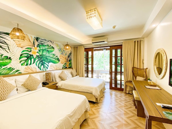 Habitación de hotel con dos camas, una mesa de comedor de madera, un espejo grande y un mural temático tropical.