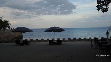 Spiaggia privata, cabine (a pagamento), lettini da mare