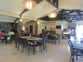 Se sirven desayunos, almuerzos y cenas; con vista a la playa