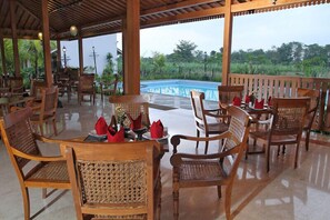 Lobby lounge - The Gambir Anom Hotel Resort & Convention (Ngemplak)