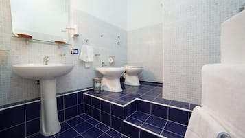 Habitación doble | Baño | Regadera, amenidades de baño gratuitas, secadora de cabello, pantuflas