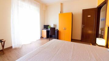 Habitación doble | Ropa de cama de alta calidad, artículos del minibar gratis y escritorio