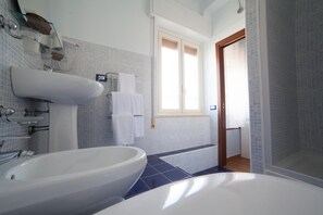Shower, free toiletries, hair dryer, slippers - B&B Trapani In (Trapani)