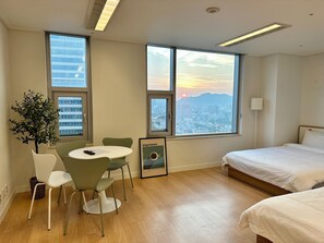 Deluxe Triple Queen_DDP & N Seoul Tower | 客室ごとに異なる装飾、デスク、ノートパソコン用作業スペース、遮光カーテン