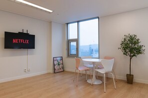 Deluxe Triple Queen_DDP & N Seoul Tower | Décoration personnalisée, bureau