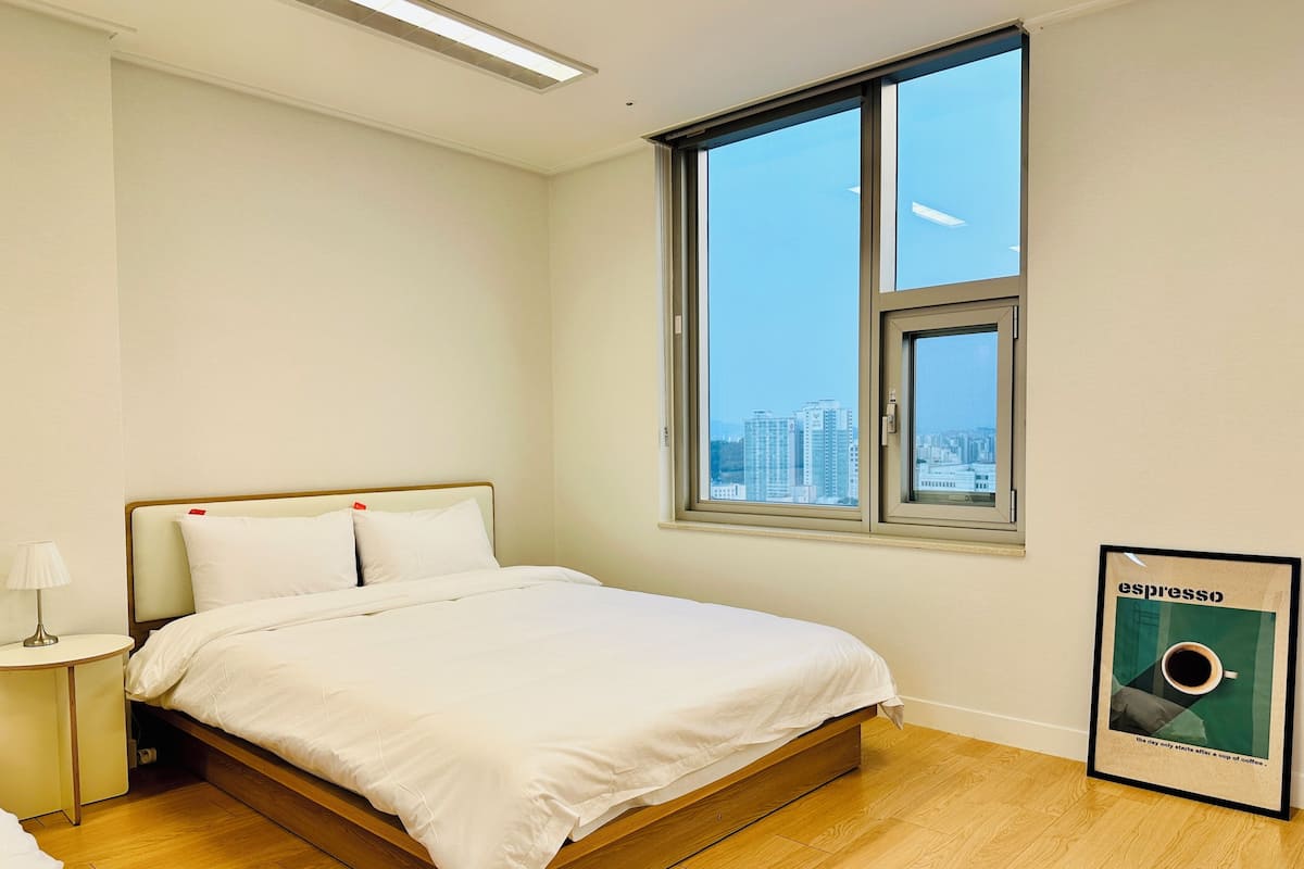 Superior Triple Queen_Cheonggyechen view | Bureau, espace de travail pour ordinateurs portables