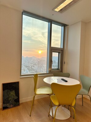 Deluxe Triple Queen_DDP & N Seoul Tower | Décoration personnalisée, bureau