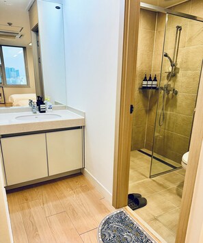 シャワー、バスアメニティ (無料)、ヘアドライヤー、スリッパ