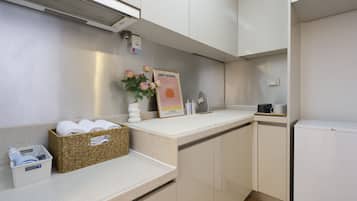 Deluxe Triple Queen_DDP & N Seoul Tower | Living area | 43-inch LED TV with cable channels, TV