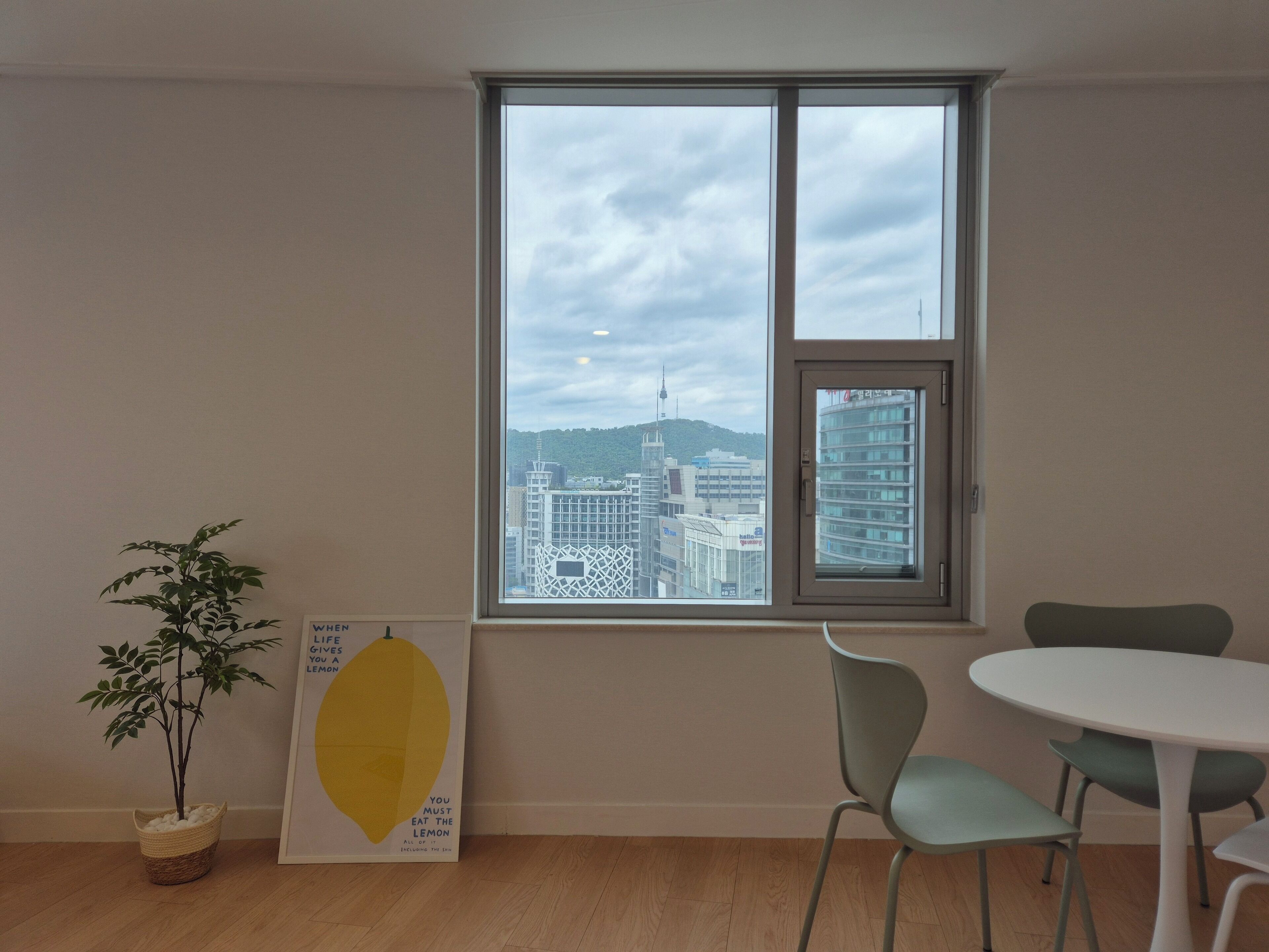 Deluxe Twin Queen(DDP&N SeoulTower view) | Individuell inredning, skrivbord och arbetsyta för laptop